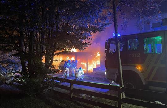 Dicht ein zwei Reihenhäusern sind in Stade-Wiepenkathen am Donnerstagmorgen ein Carport und ein Volvo in Brand geraten.