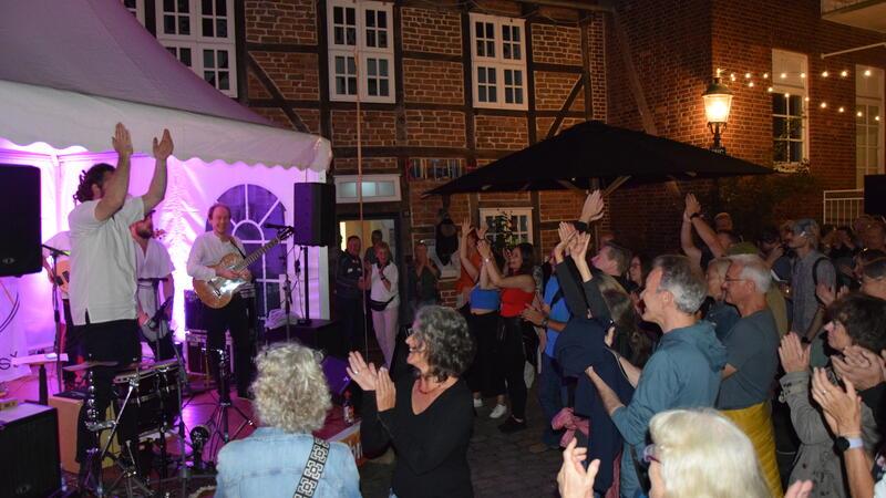 Weinfest in Buxtehude: Hier feiern Tausende Menschen zu Rock’n’Roll