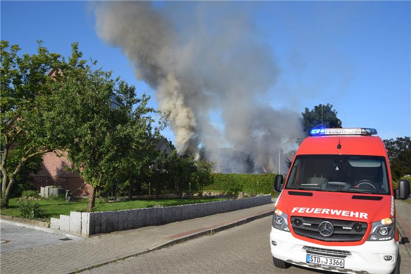 Rauchwolke in Harsefeld: 30 Meter Hecke brennen Dichte Rauchwolken waren weithin zu sehen.