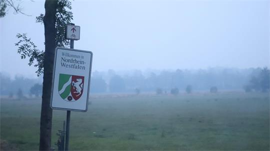 Dichter Rauch im deutsch-belgischen Grenzgebiet durch den Brand im Hohen Venn