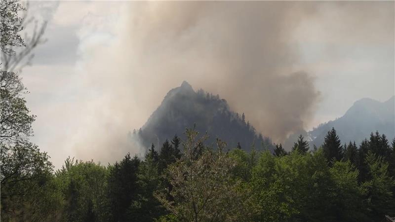 Dichter Rauch ist über dem Berg in den bayerischen Alpen zu sehen.