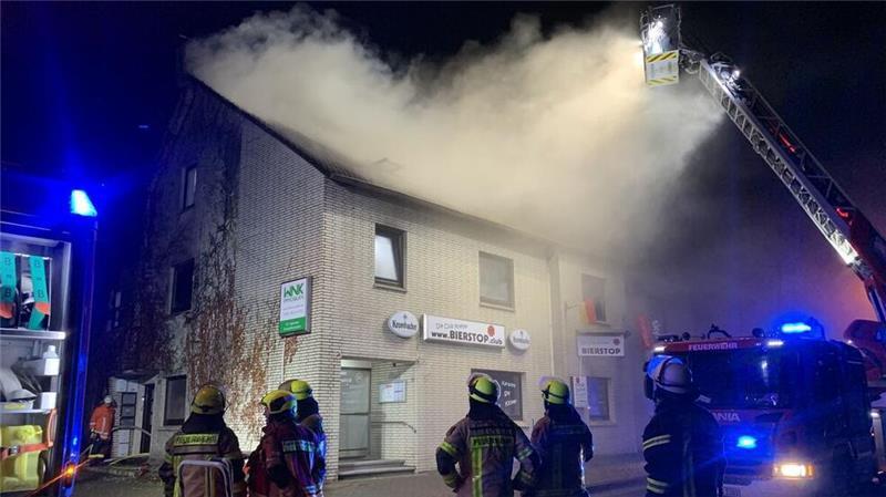 Dichter Rauch quillt aus dem Haus an der Hauptstraße. Nach 20 Minuten hat die Feuerwehr den Brand unter Kontrolle.