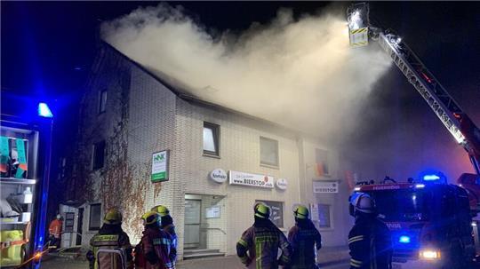Dichter Rauch quillt aus dem Haus an der Hauptstraße. Nach 20 Minuten hat die Feuerwehr den Brand unter Kontrolle.