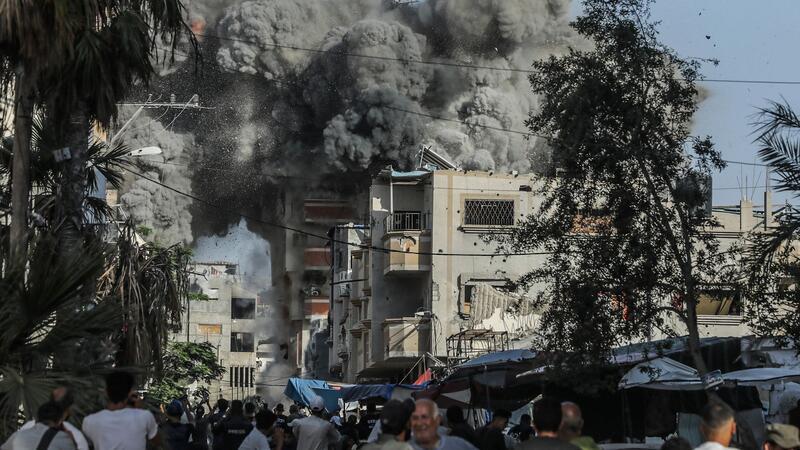 Dichter Rauch quillt aus einem Wohnhaus im Flüchtlingslager Bureidsch, nachdem es von einem israelischen Luftangriff getroffen wurde.