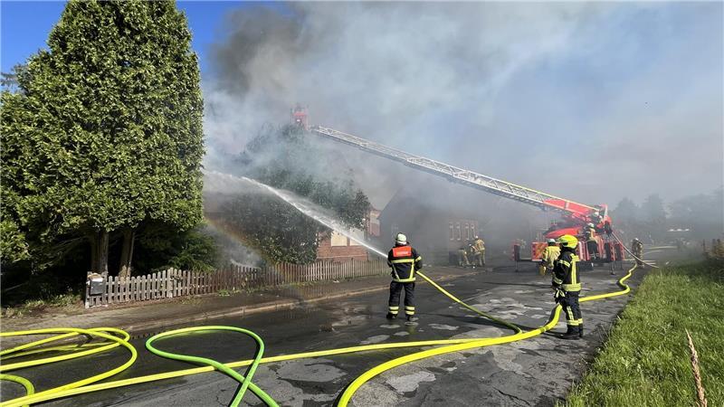 Dichter Rauch steigt auf.