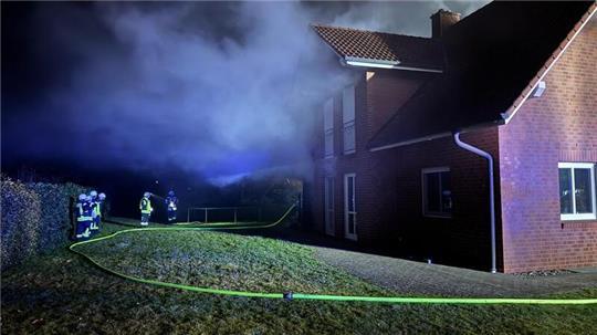 Dichter Rauch steigt aus Fenstern und Türen auf.