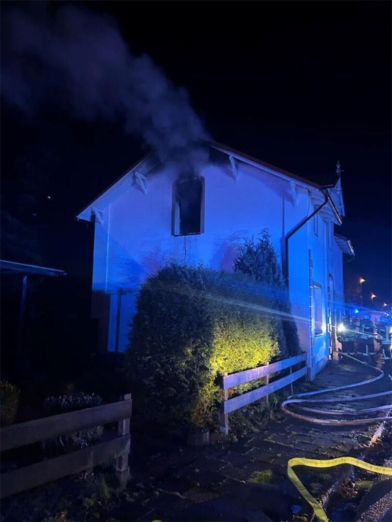 Dichter Rauch steigt aus dem Fenster.