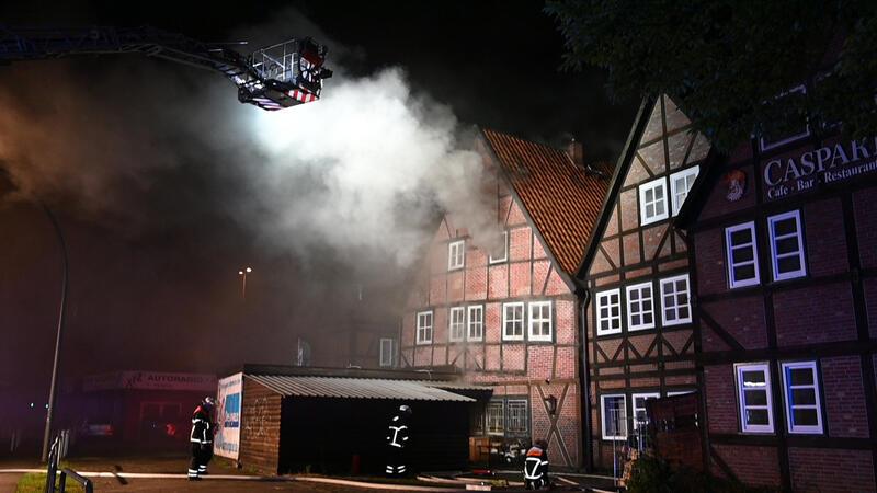 Dichter Rauch steigt aus dem Fenster: In dem Harburger Restaurant Caspari brach in der Nacht zu Donnerstag ein Feuer aus.