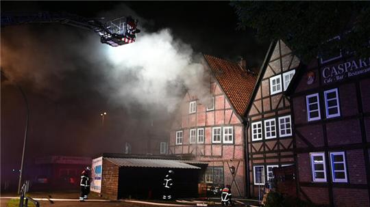 Dichter Rauch steigt aus dem Fenster: In dem Harburger Restaurant Caspari brach in der Nacht zu Donnerstag ein Feuer aus.