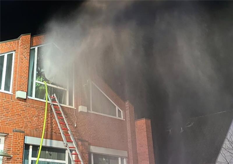 Nächtlicher Alarm in Stade-Hahle: Ehemalige Sparkassen-Filiale brennt Dichter Rauch steigt aus dem Obergeschoss eines leerstehenden Gebäudes in Stade-Hahle empor.