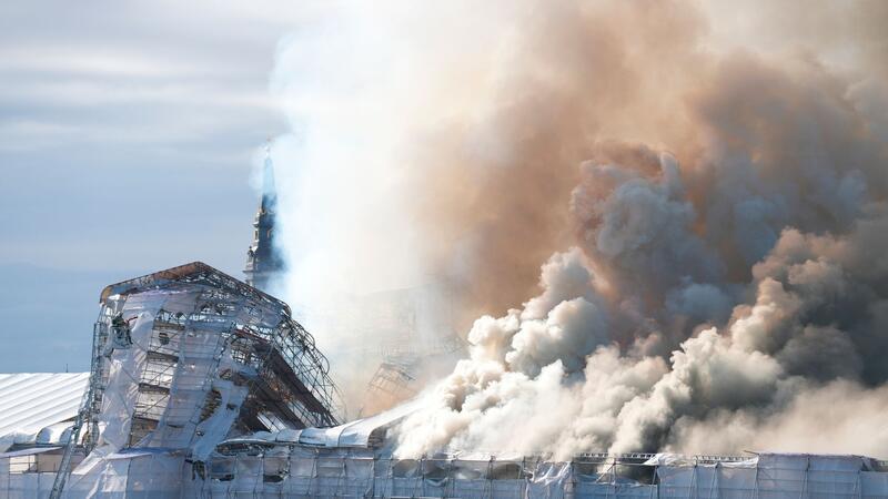 „Unser Notre-Dame-Moment“ - Historische Börse in Kopenhagen in Flammen Dichter Rauch steigt aus der Alten Börse „Boersen“ in Kopenhagen auf: „Ein ikonisches Gebäude, das uns allen viel bedeutet.“