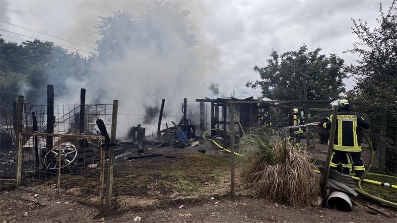 Dichter Rauch steigt über dem Schuppen auf.