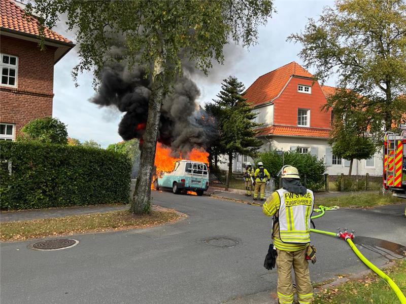 Bulli brennt in Stade-Campe Dichter Rauch stieg aus dem brennenden VW-Bus hervor. Foto: Ortswehr Stade
