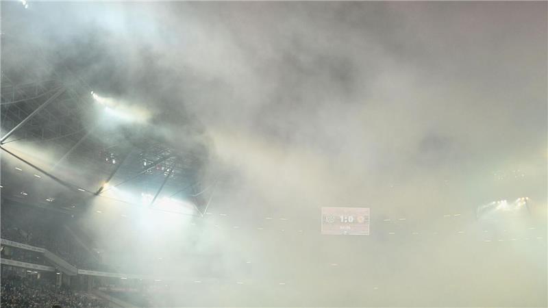 „Weitgehend ruhig“: Fußball-Derby bleibt friedlich Dichter Rauch über dem Spielfeld: Das Fußball-Derby zwischen Hannover 96 und Eintracht Braunschweig musste in der zweiten Halbzeit unterbrochen werden.