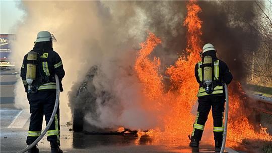 Dichter Rauch und lodernde Flammen: Auf der A1 bei Sittensen ist ein Mini Cooper in Brand geraten.