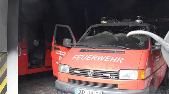 Dichter Ruß hat sich in der Fahrzeughalle und auf den Fahrzeugen der Freiwilligen Feuerwehr Spieka niedergeschlagen.