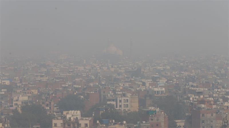 40 Prozent der Menschen sind Ozon-Extremwerten ausgesetzt Dichter Smog bedeckt die Skyline von Neu-Delhi in Indien. (Archivbild)