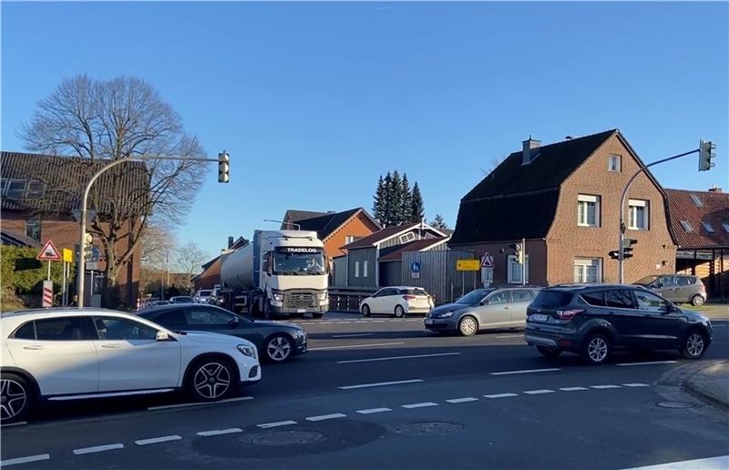 Dichter Verkehr ist an dieser Kreuzung in Neukloster keine Seltenheit. Auch Unfälle passieren immer wieder. Aber für einen Blitzer sind es nicht genug. Foto: Schupp