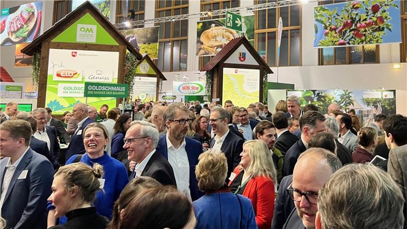 Dichtes Gedränge auf der Grünen Woche in Berlin, beim Niedersachsenabend umringten 4000 Besucher den Stand des Landkreises Stade.