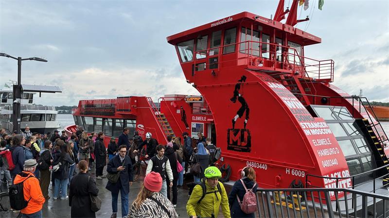 Dichtes Gedränge in Finkenwerder: Pendler, Ausflügler und Touristen wollen an Bord der HADAG-Fähre gehen, um mit der Linie 62 weiter bis zu den Landungsbrücken in Hamburg-St. Pauli zu fahren.