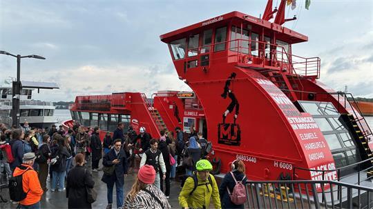 Dichtes Gedränge in Finkenwerder: Pendler, Ausflügler und Touristen wollen an Bord der HADAG-Fähre gehen, um mit der Linie 62 weiter bis zu den Landungsbrücken in Hamburg-St. Pauli zu fahren.