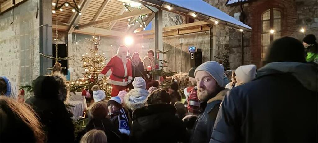 Dichtes Gedränge in Oldendorf: Viele Besucher wollten den Weihnachtsmann sehen.