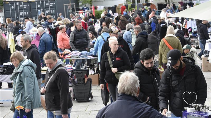Dichtes Gedränge kurz nach 8 Uhr auf dem Platz Am Sande.