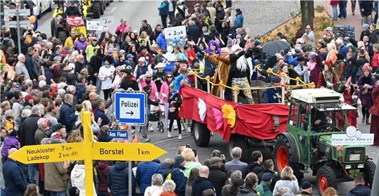 Dichtes Gedrängel beim Blütenkorso: Der Wagen der Kleinen Jorker Bühne passiert den Mini-Kreisel in der Ortsmitte von Jork. Fotos: Vasel