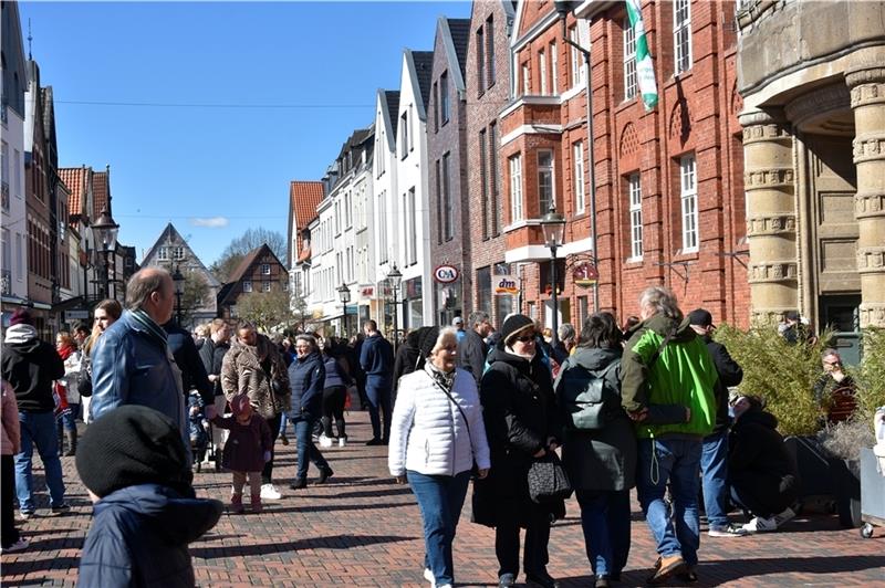 Volle Straßen in Buxtehude: Damit füllten die Verkäufer die Innenstadt Dichtes Treiben in der Fußgängerzone am Sonntag.