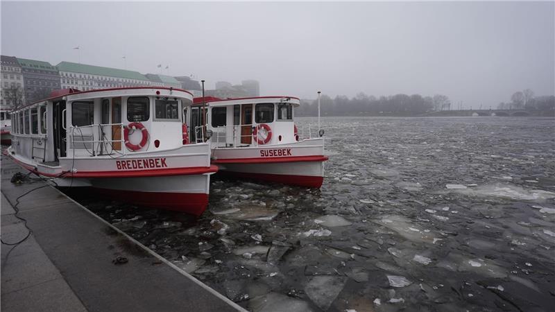 Dicke Eisschollen schwimmen auf der Binnenalster in der Innenstadt von Hamburg.