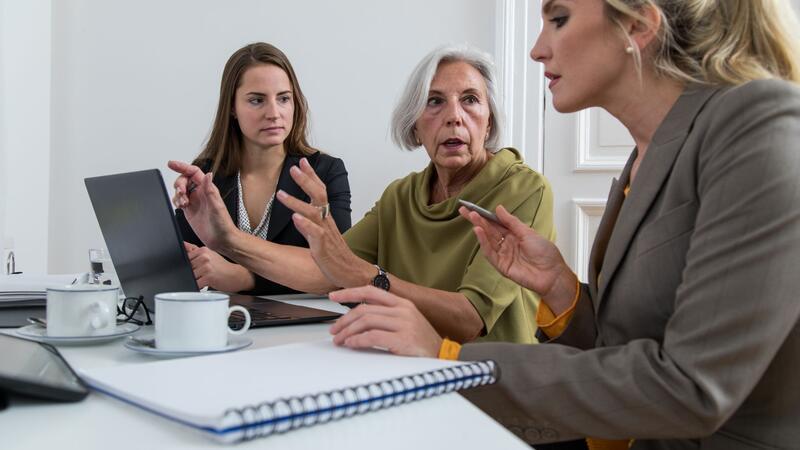 Unzufrieden im Job? Was Sie tun können Dicke Luft: Ein schlechtes Arbeitsklima kann die Zufriedenheit im Job beeinträchtigen.