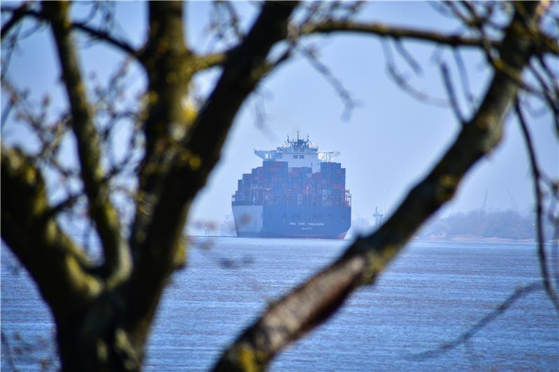 Dicke Pötte schippern elbaufwärts nach Hamburg, vorbei am Lühe-Anleger. Am 1. April konnten Schaulustige das maltesische Containerschiff CMA CGM Thalassa beobachten, das von Rotterdam aus den Hamburger Hafen anfährt.