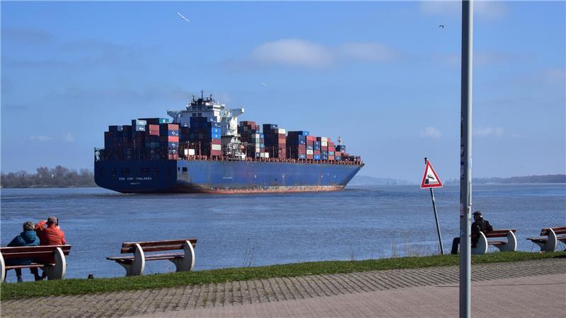 Dicke Pötte schippern elbaufwärts nach Hamburg, vorbei am Lühe-Anleger. Am 1. April konnten Schaulustige das maltesische Containerschiff CMA CGM Thalassa beobachten, das von Rotterdam aus den Hamburger Hafen anfährt.
