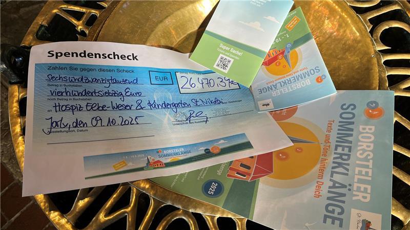 Spende für Hospiz und Kita: Borsteler Sommerklänge gehen 2026 weiter Dicker Spendenscheck im Taufbecken der St.-Nicolai-Kirche.