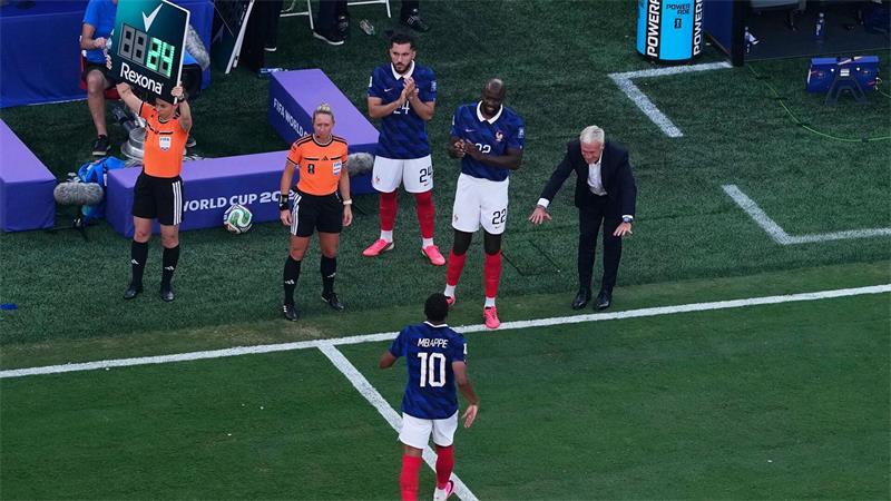 Didier Deschamps wechselte Kylian Mbappé aus - und verneigte sich.