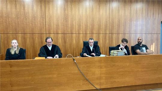 Die 1. Große Jugendkammer des Landgerichts Kassel vor Beginn der Verhandlung im Fall einer getöteten 14-Jährigen aus Bad Emstal.