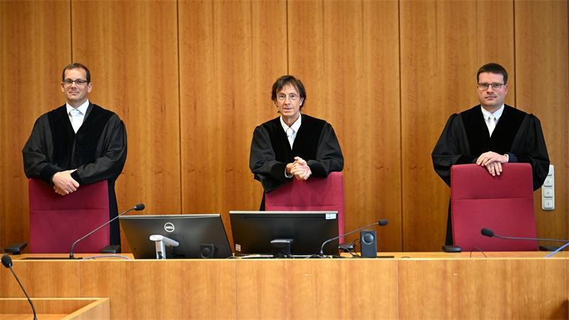 Masken-Streit über Spahn-Mails geht in nächste Instanz Die 1. Zivilkammer des Kölner Landgerichts, in der Mitte der Vorsitzende Stefan Bellin, links von ihm der Richter Christian Meurs und rechts der Richter Michael Stiel. (Archivfoto)