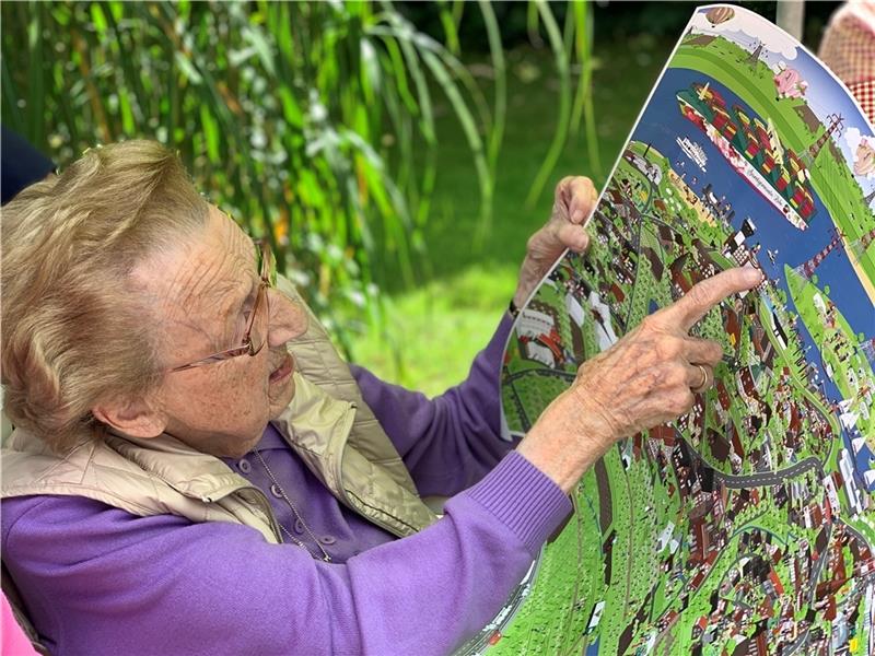 Die 100-jährige Marga Feindt freut sich über das Wimmelbild. Foto: Schober