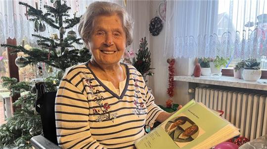 Die 100-jährige Meta Retz sammelt alle Informationen über ihre weit verzweigte Familie in der sogenannten „Appelt-Bibel“.