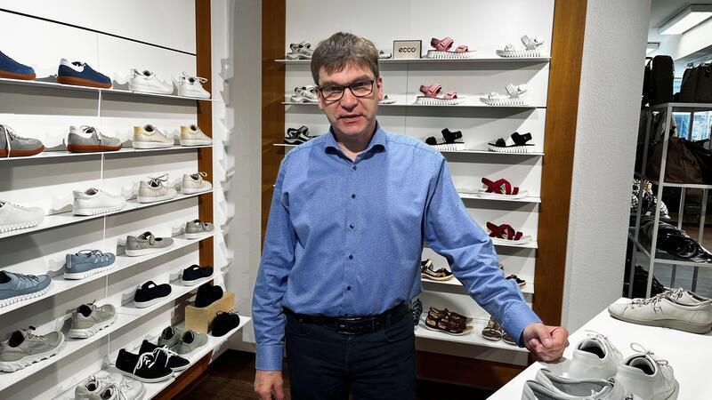 „Die 1000-Euro-Prämie werden wir so nicht umsetzen können. Aber wir werden uns etwas überlegen“, sagt auch Klaus Ney vom Schuhgeschäft Ney in Stade.
