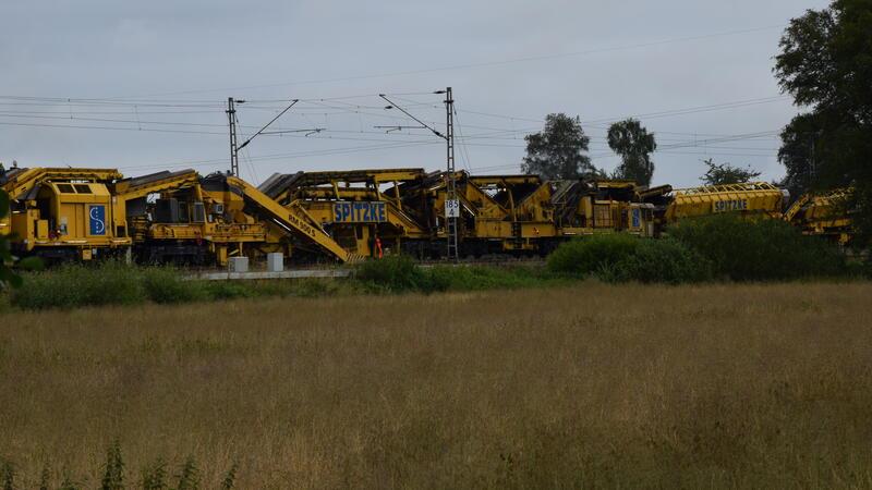 Die 110 Meter lange Bettungsreinigungsmaschine bewegt sich in Höhe Ovelgönne auf dem Bahngleis in Richtung Neugraben. Auf einer sechs Kilometer langen Strecke erneuert sie den Schotter.