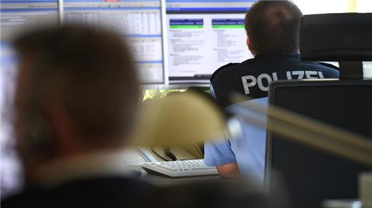 Die 110 wird gewählt, wenn die Hilfe der Polizei benötigt wird - etwa bei Straftaten, Bedrohungen, Gefahren.