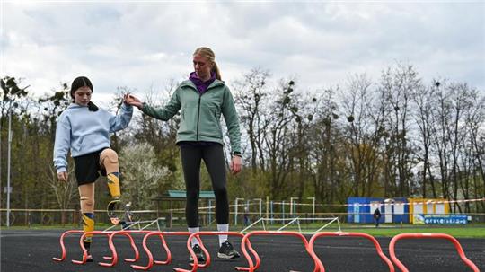 Die 12-jährige Ukrainerin Jana Stepanenko bereitet sich mit Prothesen auf den Boston-Marathon 2024 vor.