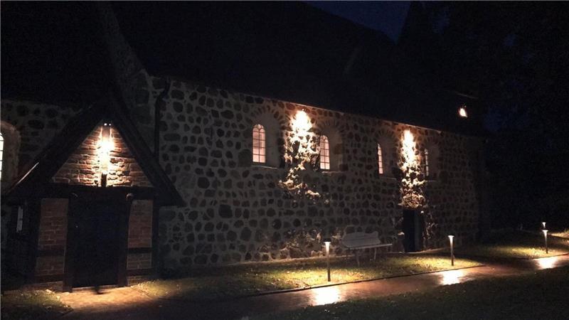 Feldsteinkirche in Bliedersdorf wird mit Licht in Szene gesetzt Die 1234 erbaute Katharinenkirche in Bliedersdorf wird abends und nachts illuminiert.