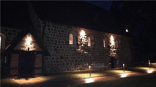 Die 1234 erbaute Katharinenkirche in Bliedersdorf wird abends und nachts illuminiert.
