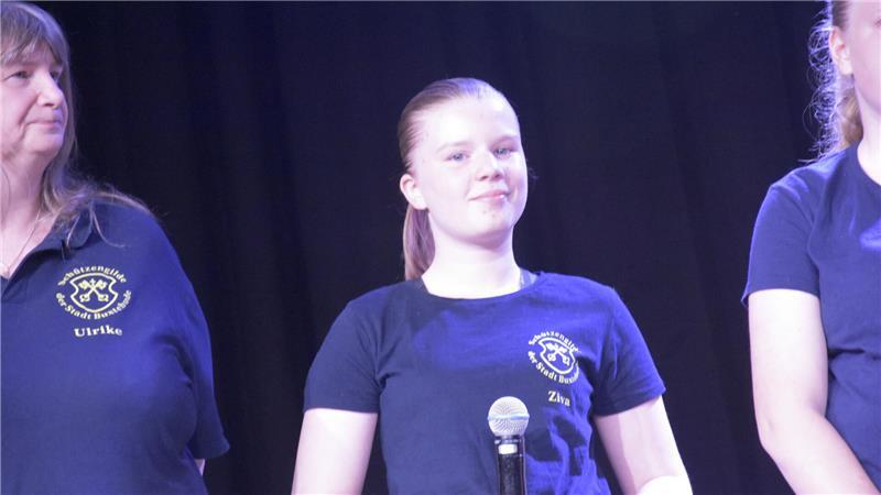 Die Stadt Buxtehude ehrt ihre besten Athletinnen und Athleten Die 13-jährige Ziva Brünckmann ist Meisterin im Blasrohrschießen.