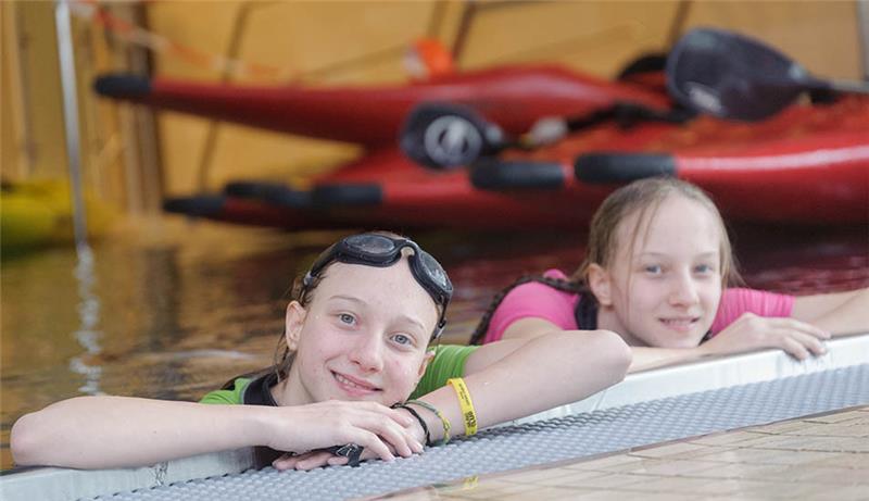 Buxtehuder Kanupolo-Teams setzen sich gegen Favoriten durch Die 13-jährigen Zwillinge Carolin (links) und Emma Wötzke nehmen an der Kanupolo-AG der IGS Buxtehude teil und schauten begeistert zu.