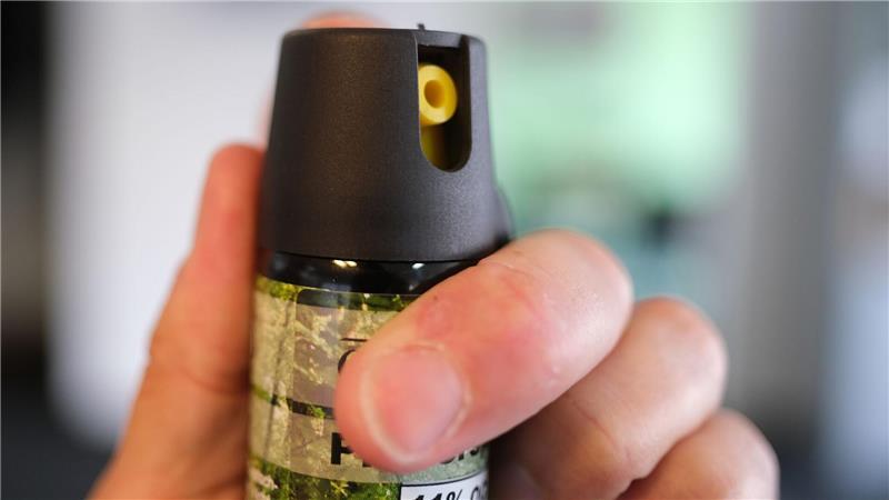 Die 15-Jährigen hatten das K.o.-Spray in der Schule gefunden. (Symbolbild)