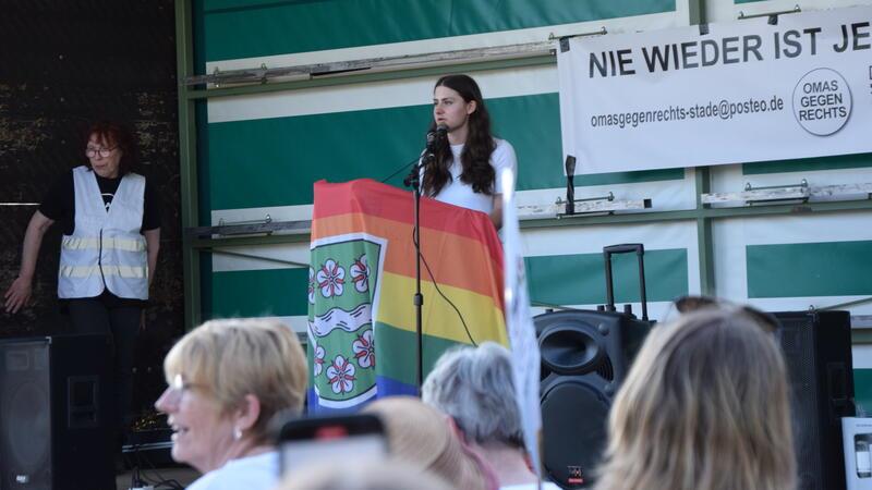 Demo am Bassenflether Strand: Starke Worte über Rassismus, asoziale Medien und Fußball Die 15-jährige Buket Yavas sprach als Schülervertreterin über mangelnde Aufklärung zu Themen wie Rassismus und Antisemitismus.