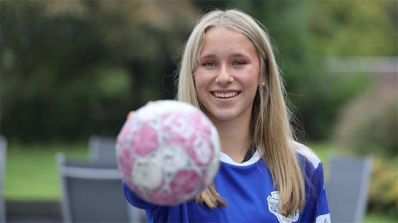 Die 15-jährige Liza Wölm spielt seit diesem Sommer in der Handball-Bundesliga. Sie geht für die B-Jugendmannschaft der JSG Fredenbeck/Stade/Harsefeld auf Torejagd.
